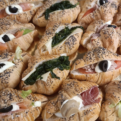 Pasticceria Alba a Viterbo realizza prodotti di pasticceria salata artigianale per aperitivi, eventi e occasioni speciali con ingredienti selezionati.