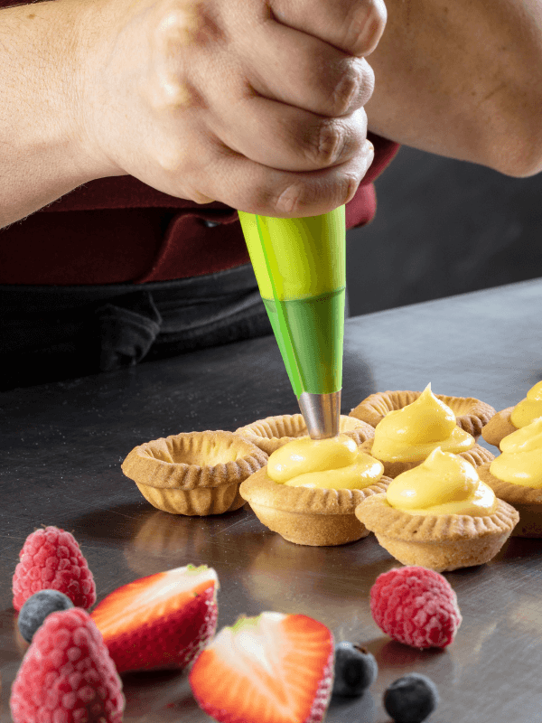 Preparazione di dolci artigianali nel laboratorio di Pasticceria Alba a Viterbo, con lavorazioni manuali e cura dei dettagli per creare specialità di alta pasticceria.